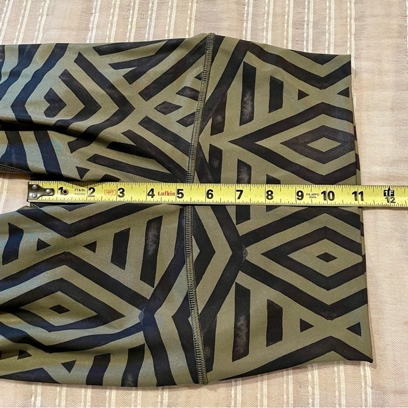 Lululemon Wunder Under Fold Over Waist Leggings in Olive Green Black Geometric 2 - Picture 7 of 8